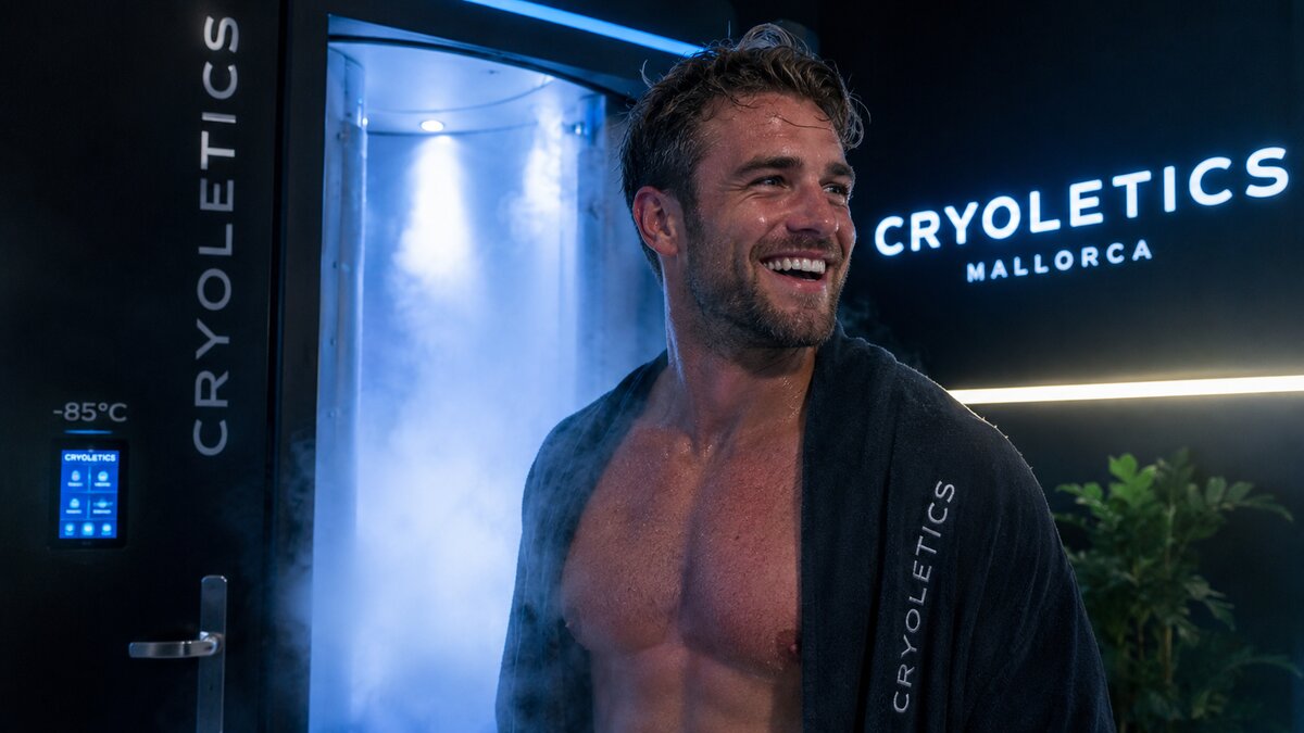 Cryoletics Mallorca Premium Member im Aftercare-Bademantel mit Cryoletics-Branding — Member Lounge Experience
